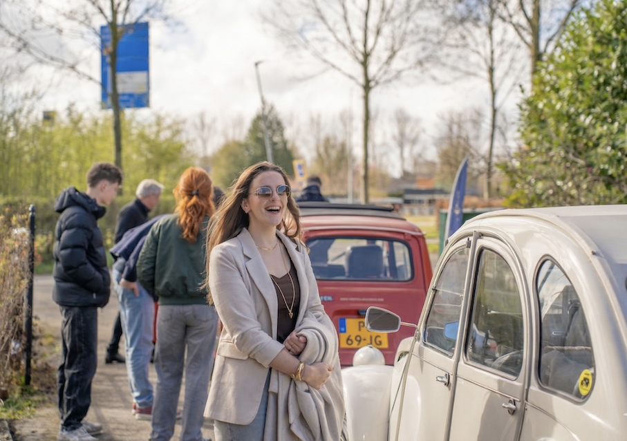 Company outing in a classic car: Team Vive la Vie tours UNESCO heritage Veenhuizen