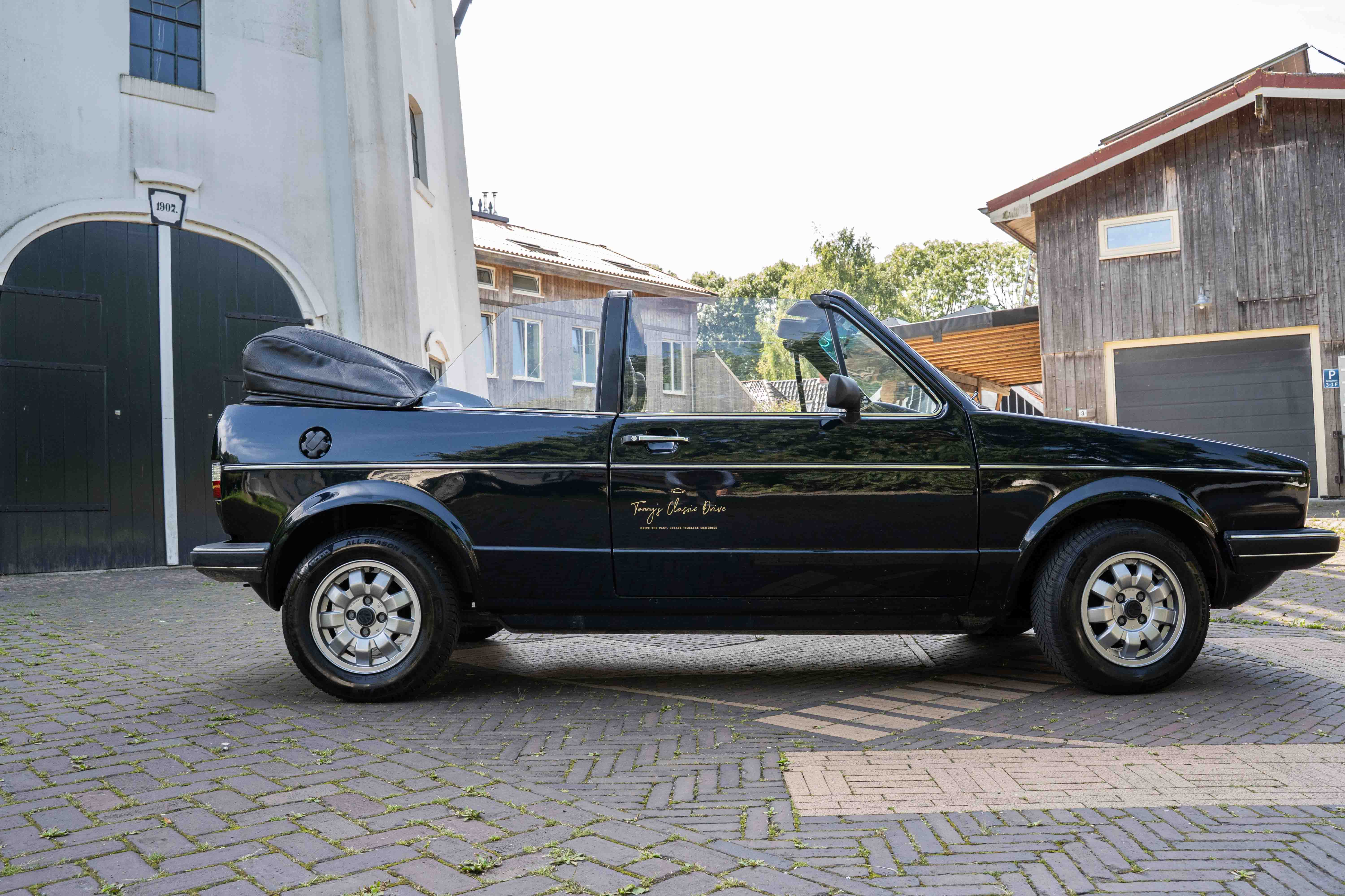 Volkswagen Golf 1 Cabriolet Huren in Groningen | Geschiedenis & Rijbeleving